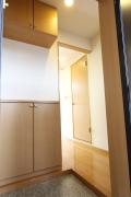 下駄箱上部にも吊戸有り