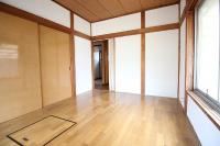 1階洋室も大きな窓付きです