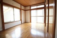 1階洋室も大きな窓付きです