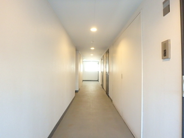 白を基調とした明るい廊下