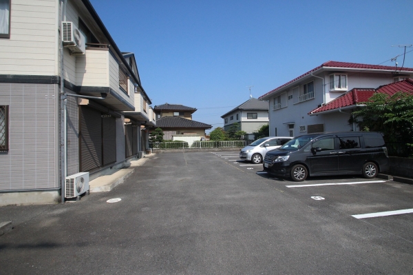 駐車場は平成27年7月に駐車区画のラインを引き直しました