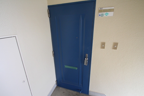 玄関ドアもブルーに塗装済み!